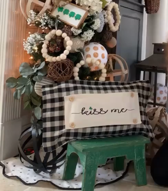 Glitter Holiday Panel: Kiss Me Shamrock. Spring, St Saint Patricks Day Leprechaun Irish Saying, Luck: KISS ME SHAMROCK