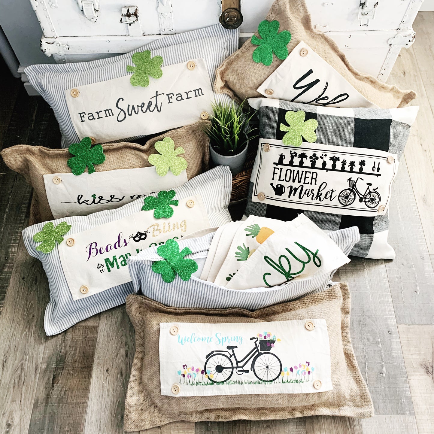 Glitter Holiday Panel: Kiss Me Shamrock. Spring, St Saint Patricks Day Leprechaun Irish Saying, Luck: KISS ME SHAMROCK